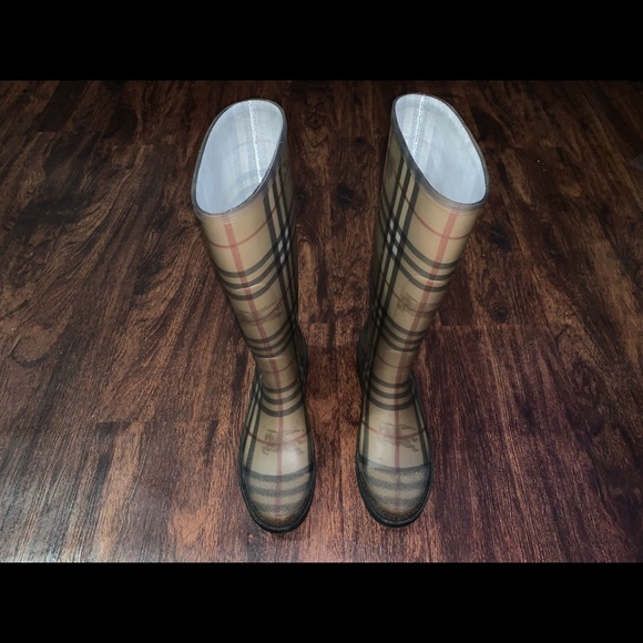 Burberry rain boots - Picture 1 of 4